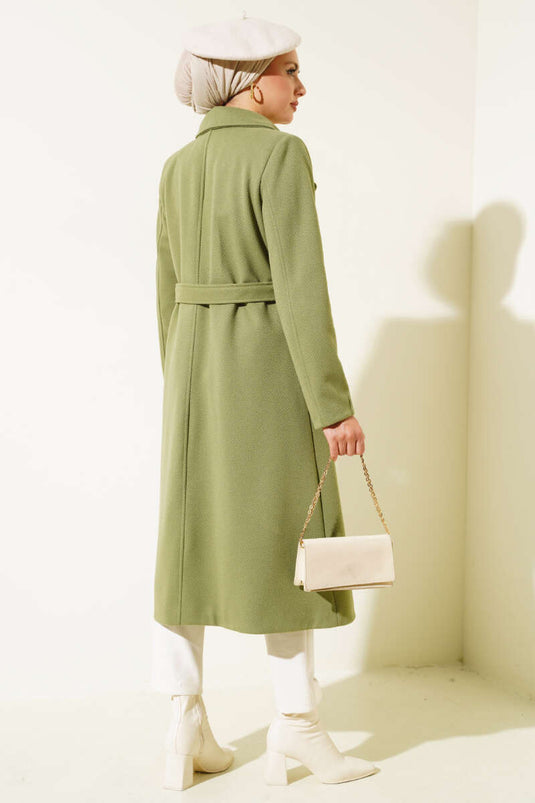 Grüner Kaschmirmantel mit Goldknöpfen und Gürtel