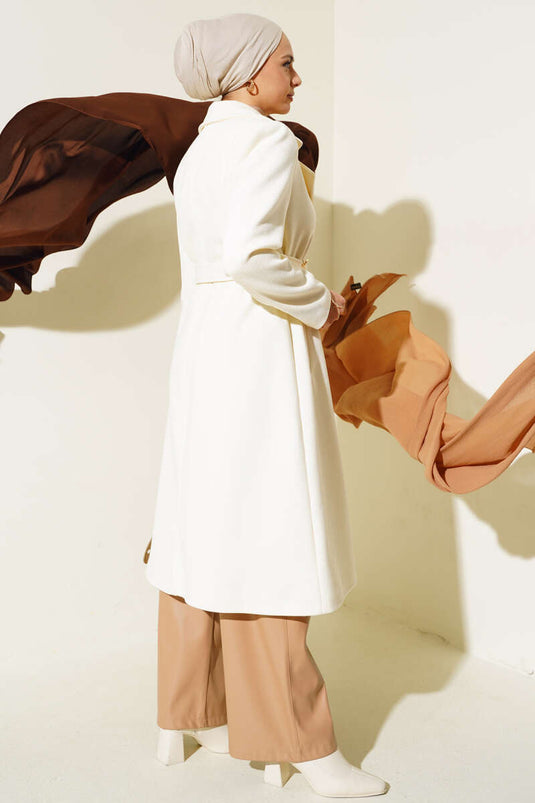 معطف من الكشمير بحزام وأزرار ذهبية، لون بيج فاتح