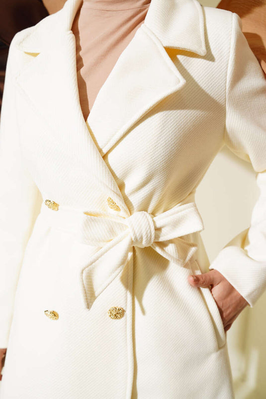 معطف من الكشمير بحزام وأزرار ذهبية، لون بيج فاتح