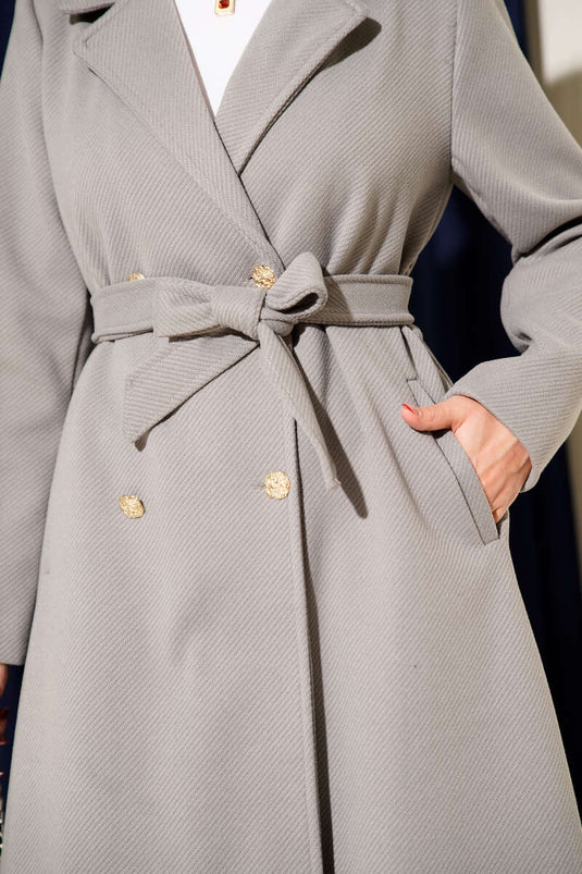 Manteau en cachemire gris avec ceinture et boutons dorés