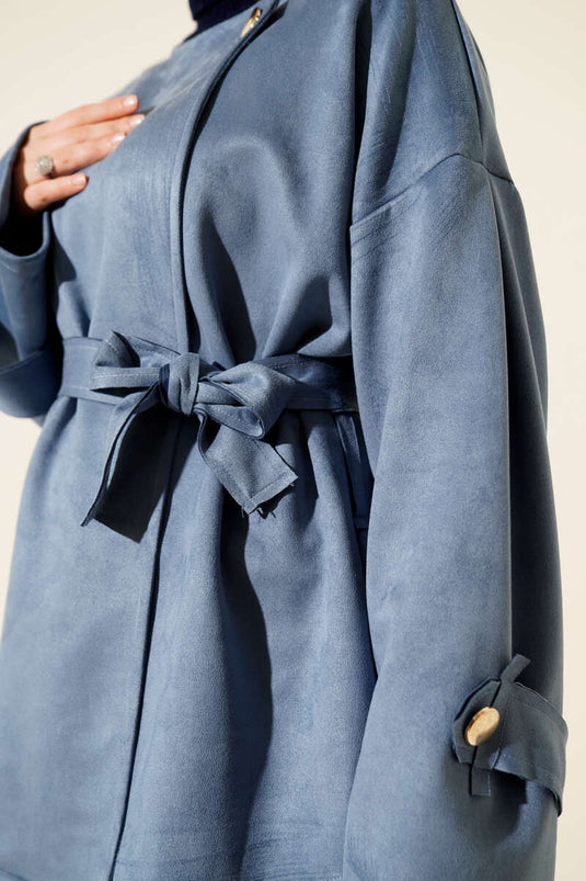 Veste en daim bleue à ceinture et boutons dorés