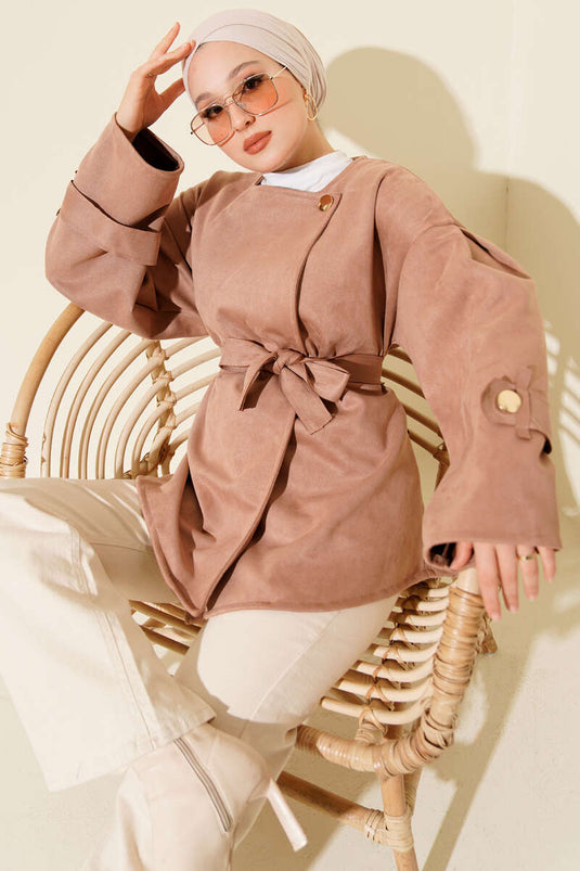 Veste en daim couleur poudre, à ceinture et boutons dorés