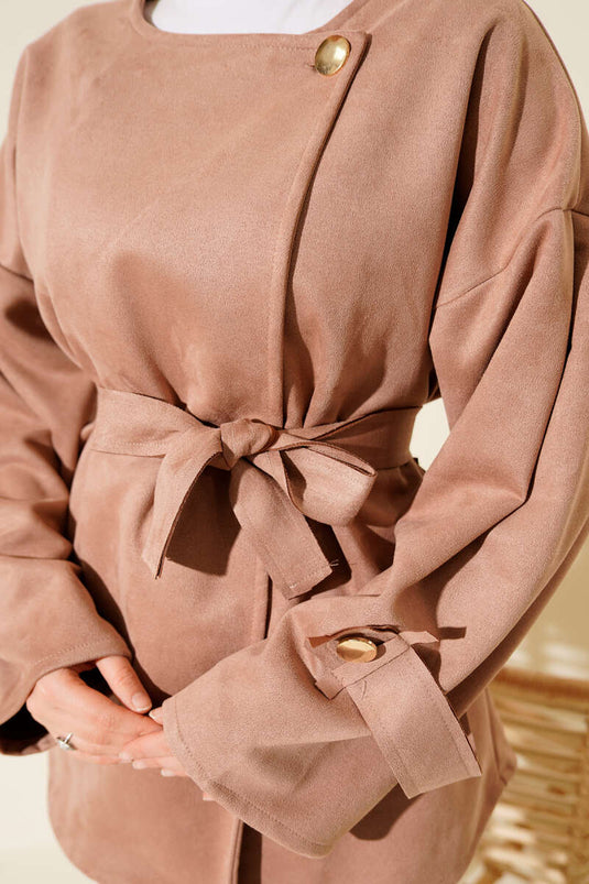 Veste en daim couleur poudre, à ceinture et boutons dorés