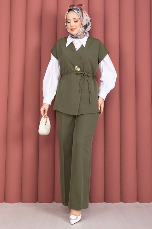 Ensemble pantalon et gilet kaki ceinturé à boutons dorés