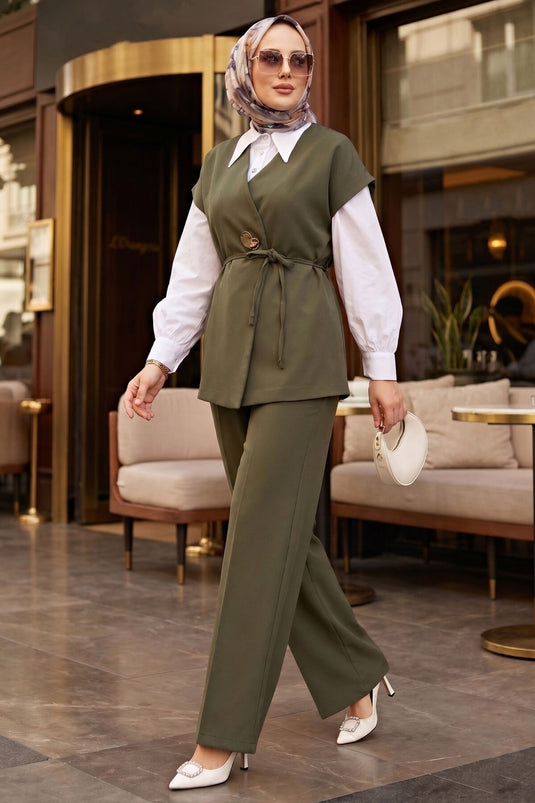 Ensemble pantalon et gilet kaki ceinturé à boutons dorés