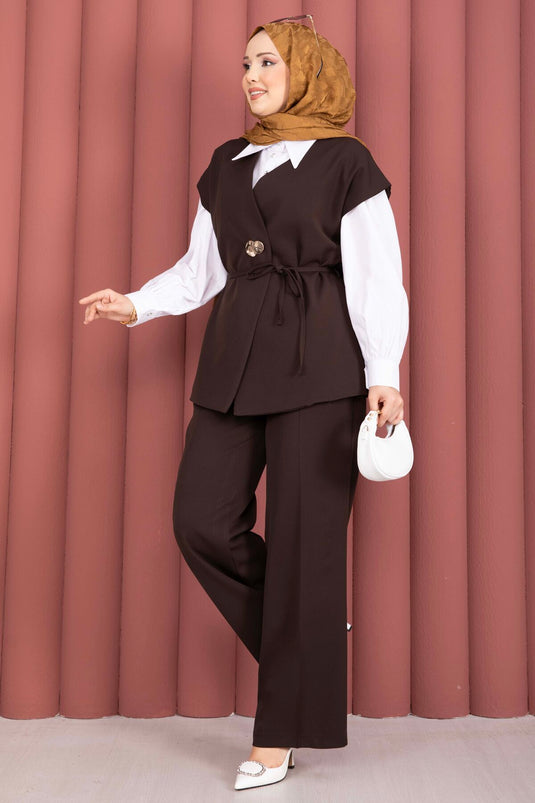 Ensemble pantalon et gilet ceinturé à boutons dorés, couleur café