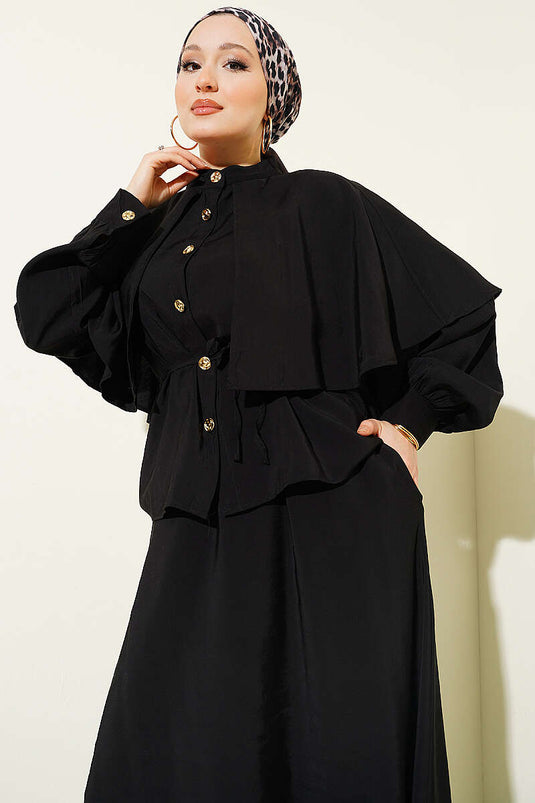 Ensemble noir en modal avec jupe et cape à boutons dorés