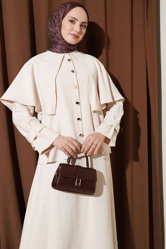 Ensemble beige avec jupe en tensel et cape à boutons dorés