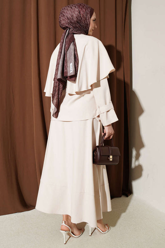 Ensemble beige avec jupe en tensel et cape à boutons dorés