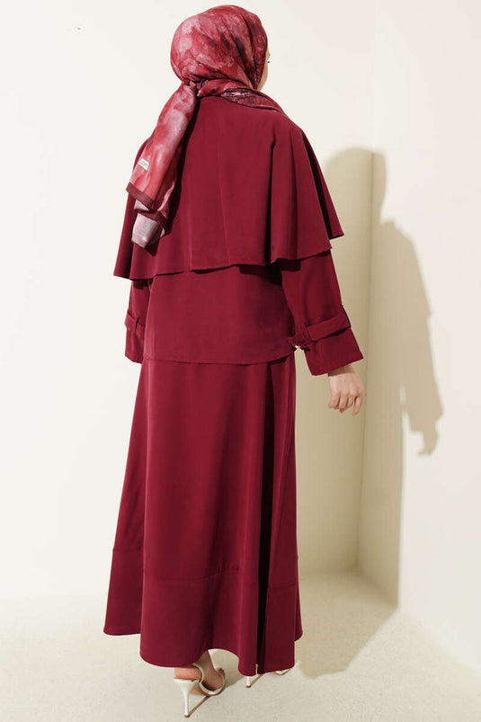Ensemble bordeaux avec jupe en tensel et cape à boutons dorés