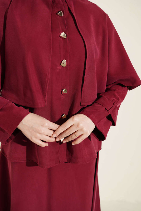 Ensemble bordeaux avec jupe en tensel et cape à boutons dorés