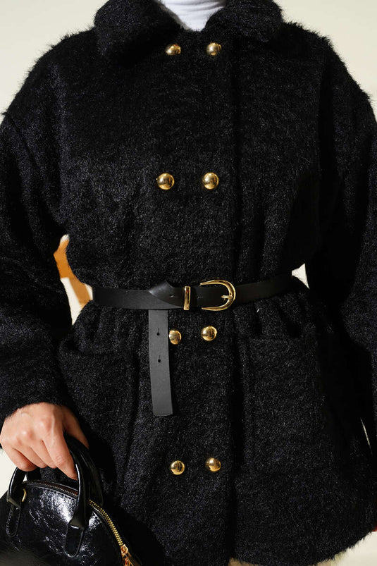 Veste noire à ceinture et boutons dorés, avec barbe apparente.