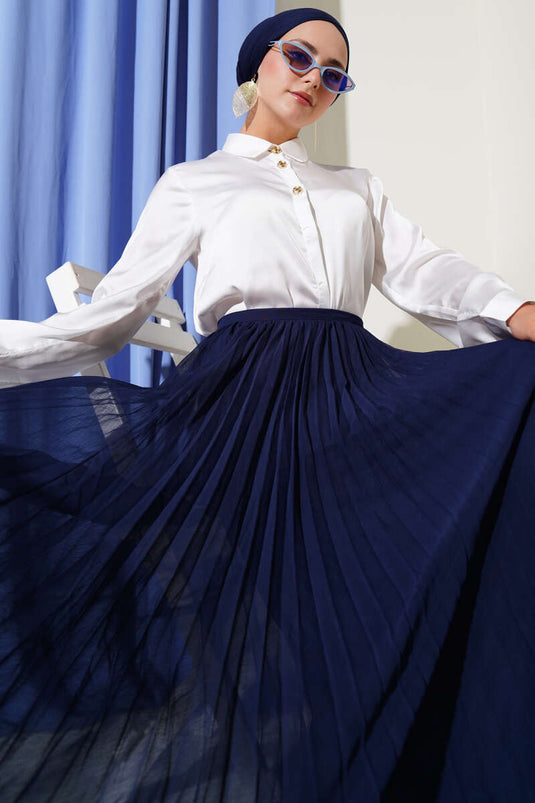 Chemise blanche en satin à boutons dorés