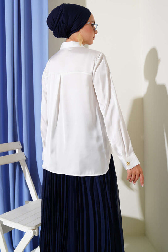 Chemise blanche en satin à boutons dorés