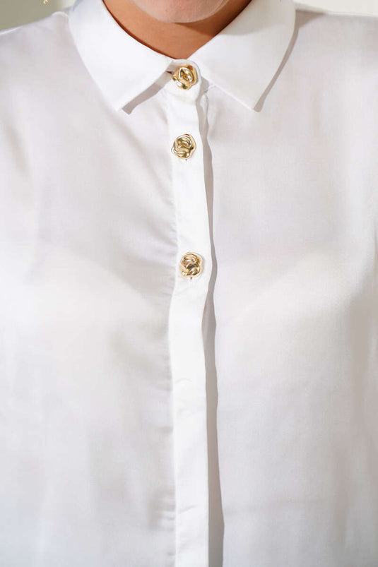 Chemise blanche en satin à boutons dorés