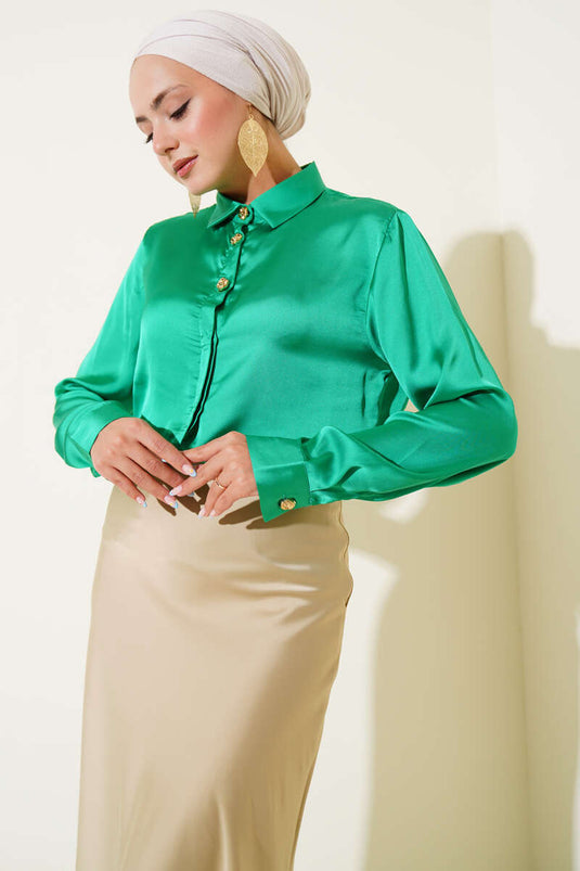 Chemise en satin à boutons dorés verte