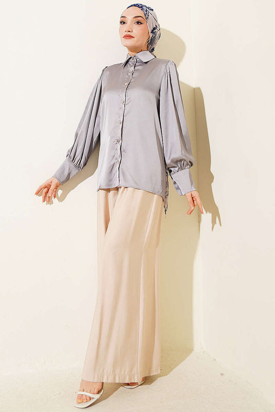 Chemisier court en satin gris avec boutons dorés