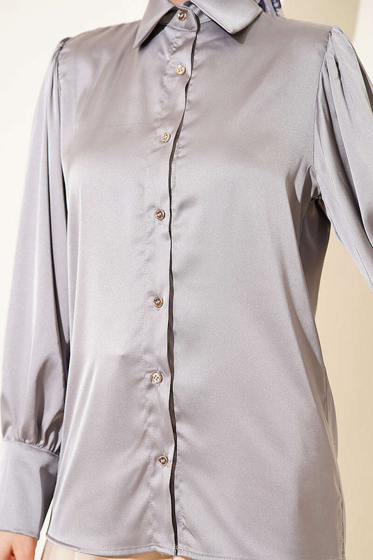 Chemisier court en satin gris avec boutons dorés