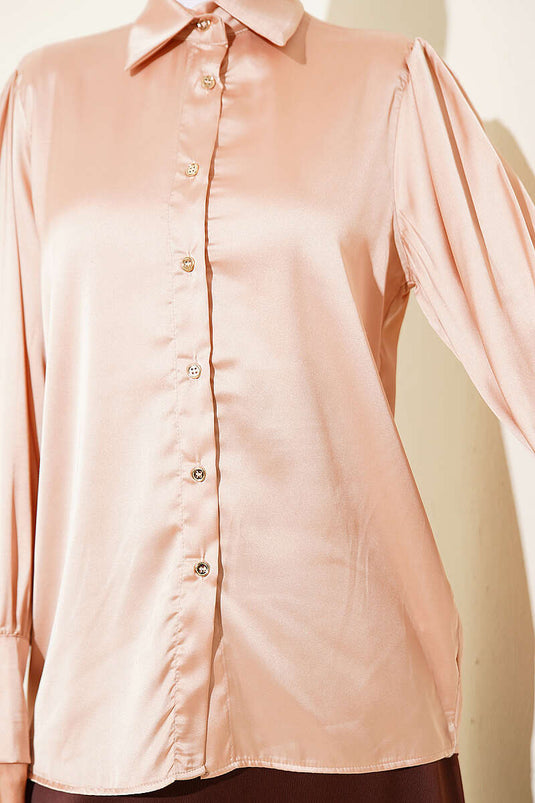 Chemisier court en satin latte avec boutons dorés