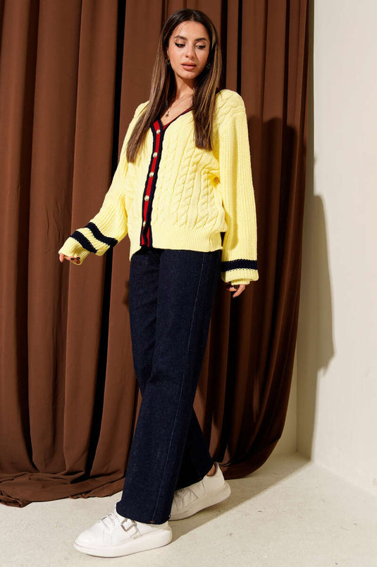 Gilet en maille à rayures jaunes avec boutons dorés