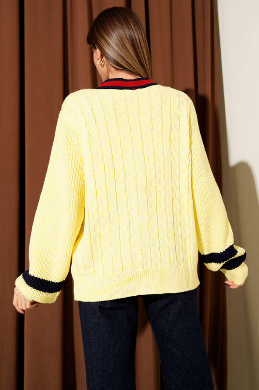 Gilet en maille à rayures jaunes avec boutons dorés