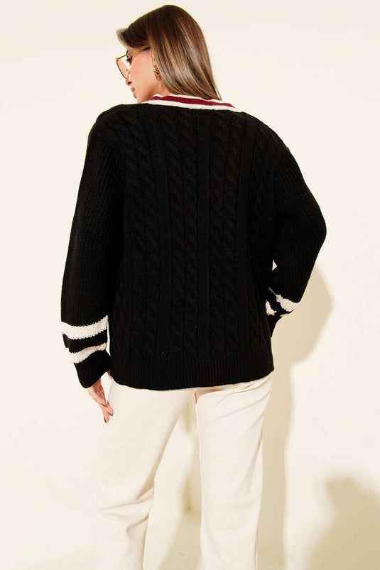 Gilet en maille rayée noire avec boutons dorés