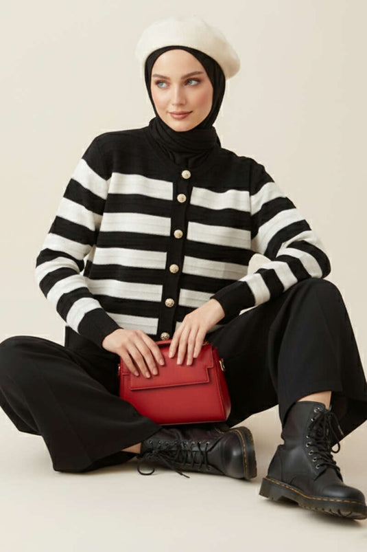 Cardigan court en maille à boutons dorés noir