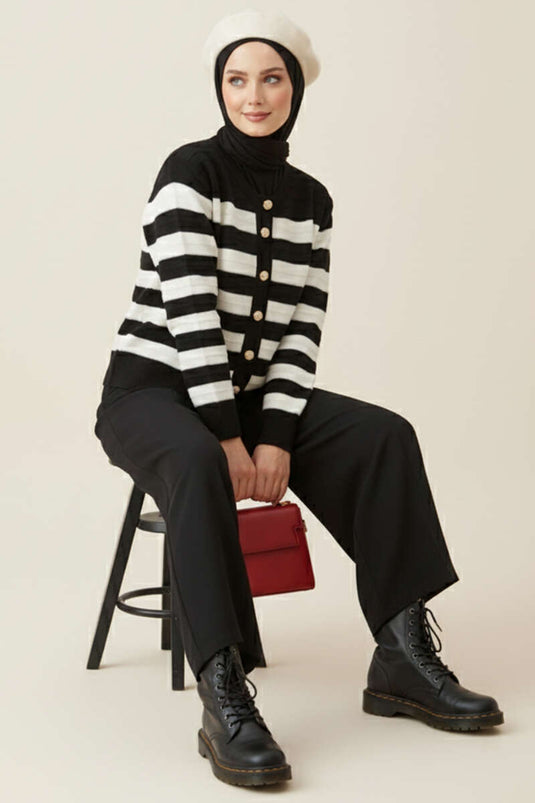 Cardigan court en maille à boutons dorés noir