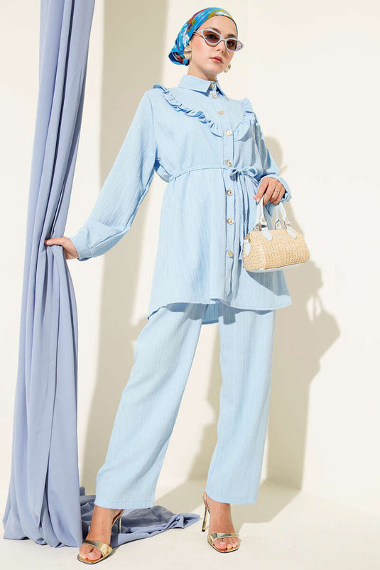 Ensemble deux pièces à volants en V et boutons dorés, bleu ciel