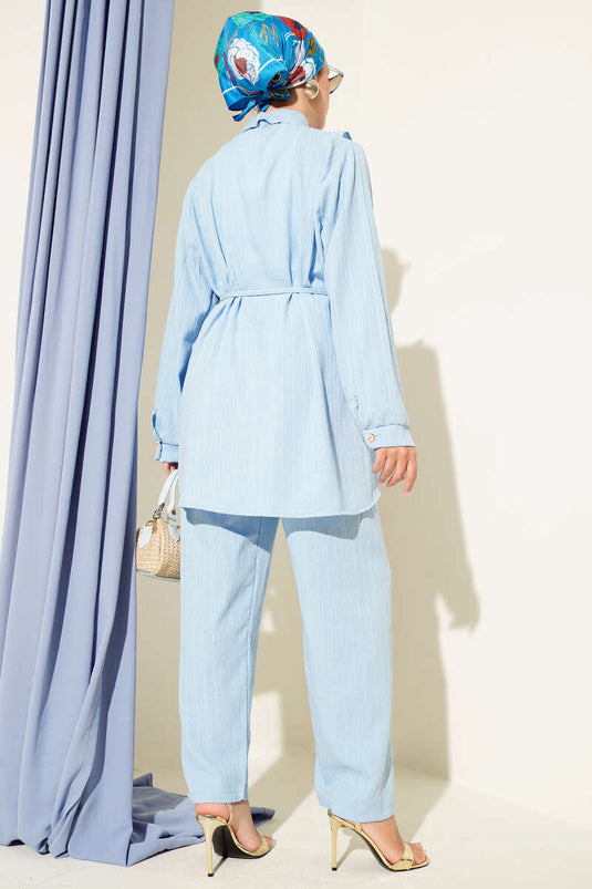 Ensemble deux pièces à volants en V et boutons dorés, bleu ciel