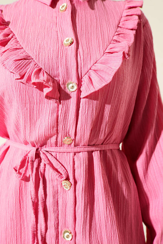 Ensemble deux pièces rose avec boutons dorés et volants en forme de V