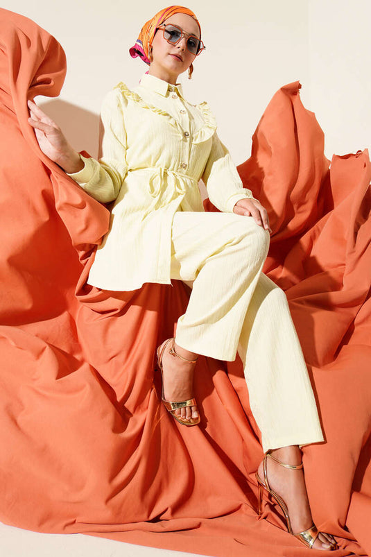 طقم من قطعتين مزين بأزرار ذهبية وكشكشة على شكل حرف V، أصفر