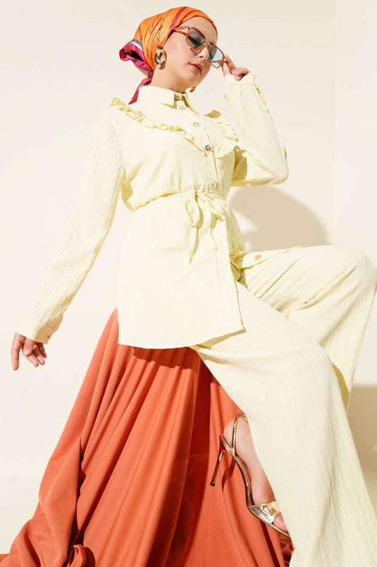 طقم من قطعتين مزين بأزرار ذهبية وكشكشة على شكل حرف V، أصفر