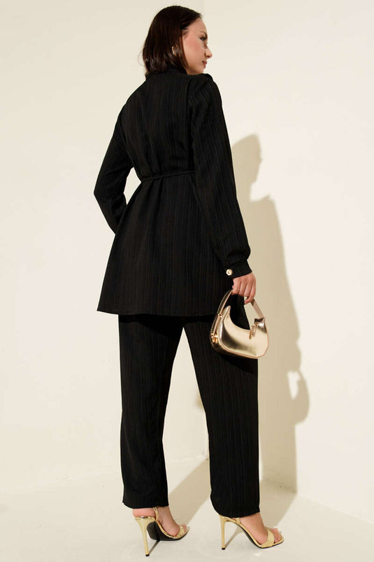 Ensemble deux pièces noir à volants en V et boutons dorés