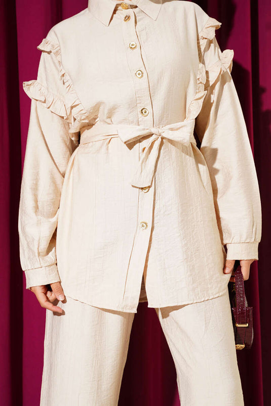 طقم من قطعتين بياقة مكشكشة وأزرار ذهبية، بيج