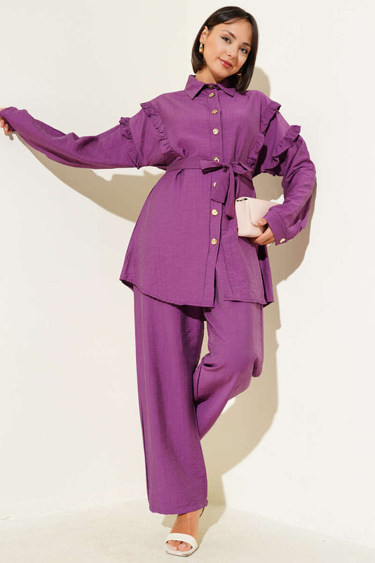 طقم من قطعتين بياقة مكشكشة وأزرار ذهبية باللون الأرجواني