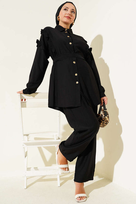 طقم من قطعتين بياقة مكشكشة وأزرار ذهبية، أسود