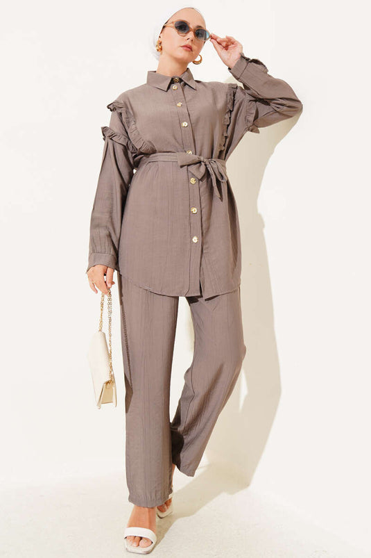 طقم من قطعتين بياقة مكشكشة وأزرار ذهبية، لون المنك