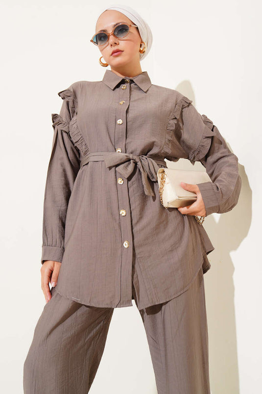 Gold Düğmeli Yaka Fırfırlı İkili Takım Vizon