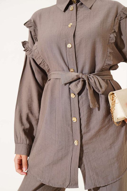 طقم من قطعتين بياقة مكشكشة وأزرار ذهبية، لون المنك