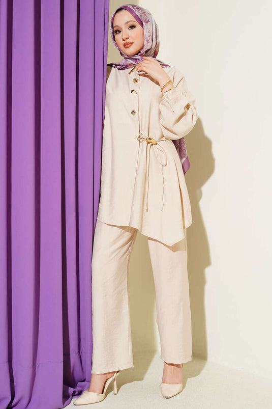 Ensemble double beige avec boutons dorés et cordons latéraux