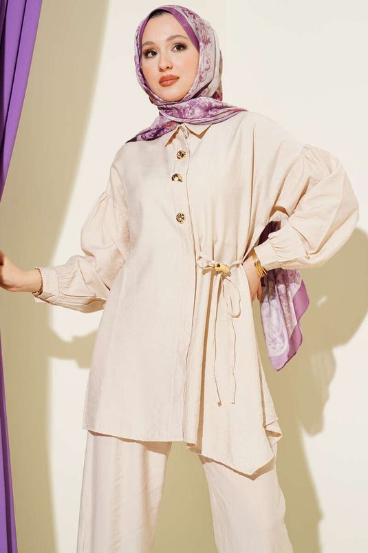 Ensemble double beige avec boutons dorés et cordons latéraux