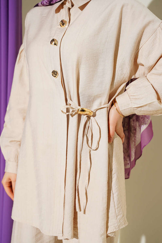 Ensemble double beige avec boutons dorés et cordons latéraux