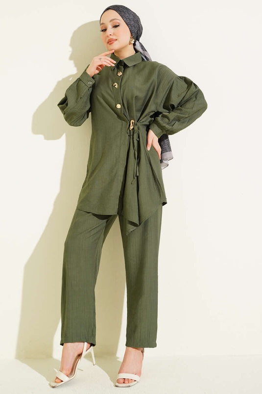 Ensemble double kaki avec boutons dorés et cordons latéraux