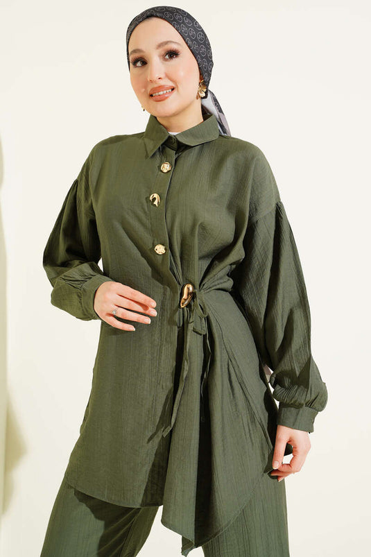 Ensemble double kaki avec boutons dorés et cordons latéraux