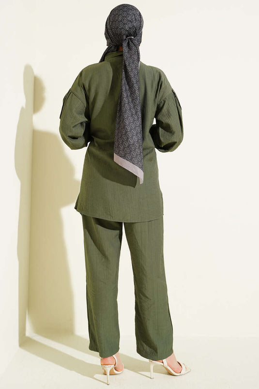 Ensemble double kaki avec boutons dorés et cordons latéraux