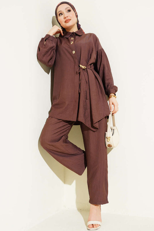 Ensemble double avec boutons dorés, cordons latéraux, couleur café