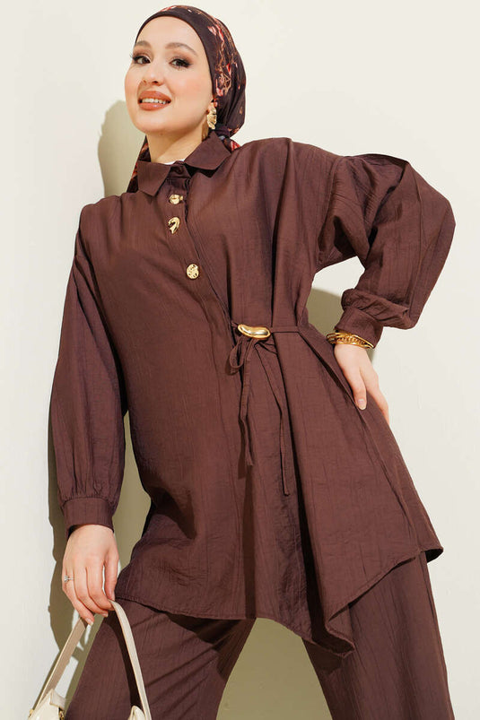 Ensemble double avec boutons dorés, cordons latéraux, couleur café