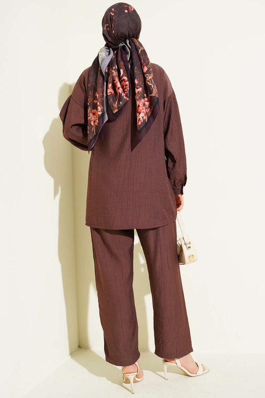 Ensemble double avec boutons dorés, cordons latéraux, couleur café