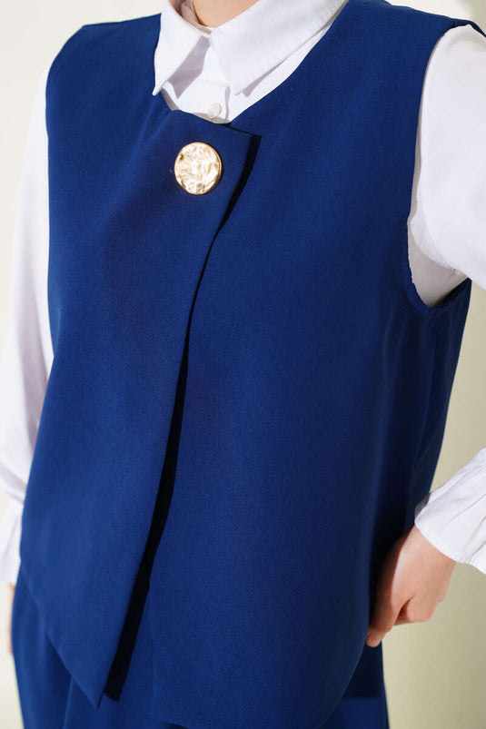 Costume deux pièces bleu marine avec gilet et jupe à boutons dorés